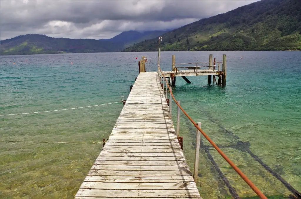 Pontons en bois et eau turquoise : un goût de paradis au Queen Charlotte Sound