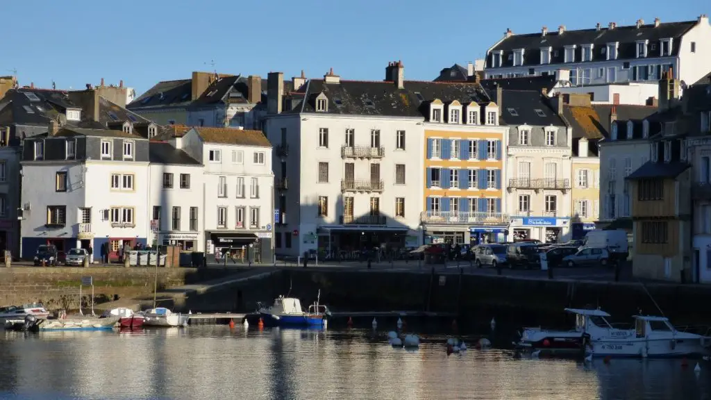 Port du Palais à Belle-Île dans la région de la Bretagne pendant notre navigation 