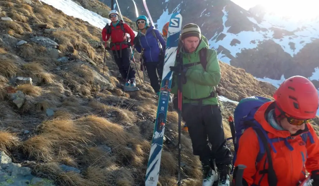 Portage imprévu de nos skis dans la descente du vignemale dans les Hautes-Pyrénées