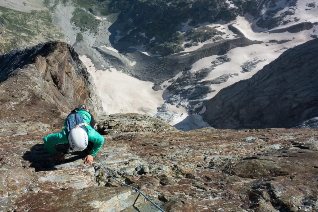 Premières longueurs en dalle avec 1000m de vide sous les fesses dans le Vignemale