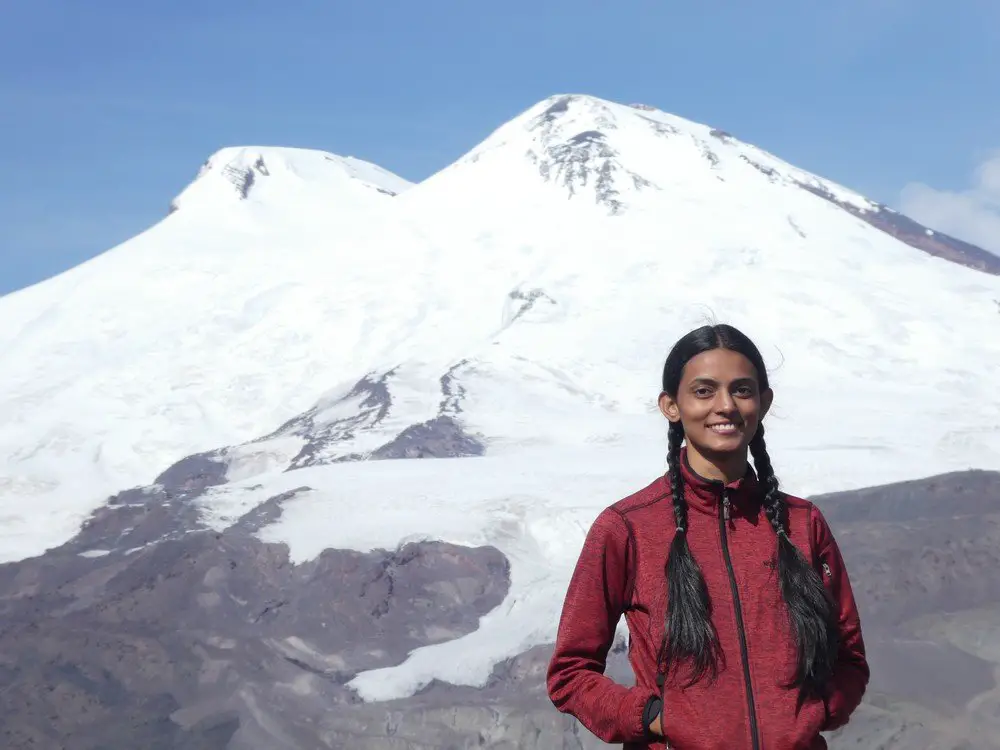 Rachana devant l'Elbrus lors de la randonnée d'acclimatation en Russie