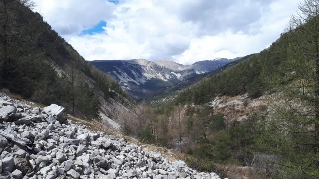 Remontée du ravin du Pré de Thorame Ondres est au fond