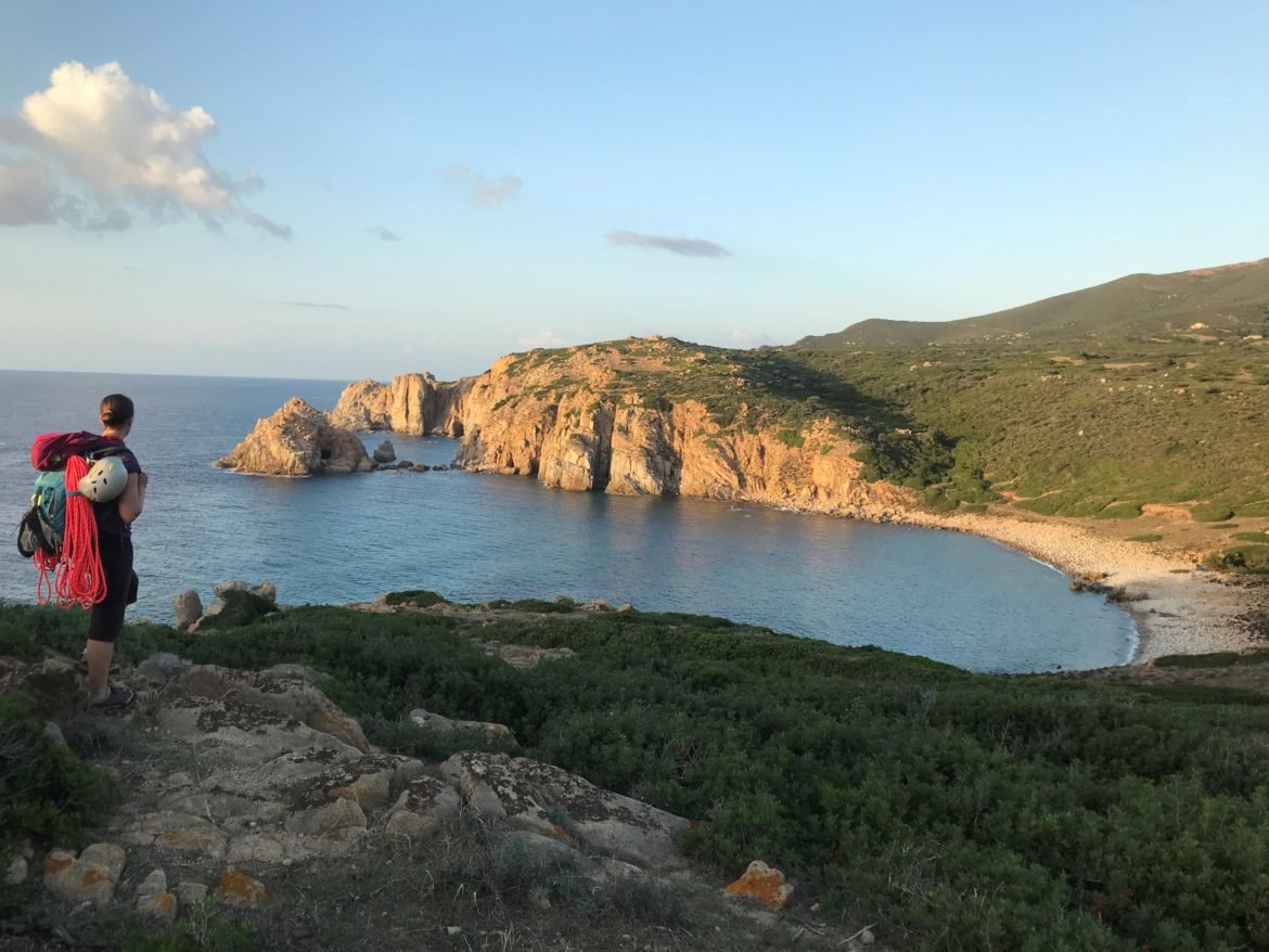 Après un 1er voyage il y a quelques années pour grimper en Sardaigne où nous avions surtout explorer les sites de couenne, je souhaitais revenir en axant cette fois le voyage sur les grandes voies et la grimpe « trad » sur coinceurs. Quelques photos sur le topo faisaient particulièrement envie, sur deux secteurs éloignés mais tout aussi jolis, Capo Caccia, et Capo Pecora. Direction le premier pour de la grimpe d’une longueur sur coinceurs, sur un caillou très sableux ! L’arrivée dans le secteur est à la hauteur de nos espérances, c’est magnifique, y’a des fissures partout, ça donne trop envie de grimper ! Le caractère sable qui croustille et fissures évasées vers l’extérieur calmeront un peu mes ardeurs et je me contente de voies en dessous de mon niveau, mais le cadre est vraiment génial.