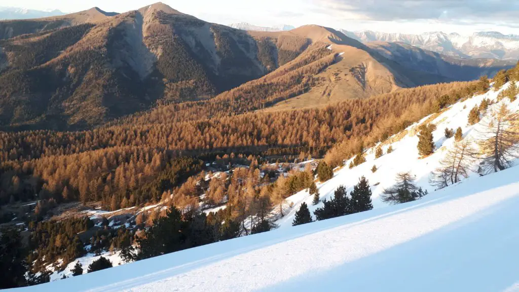 Soudain je bute sur la neige dans la face nord des Monges