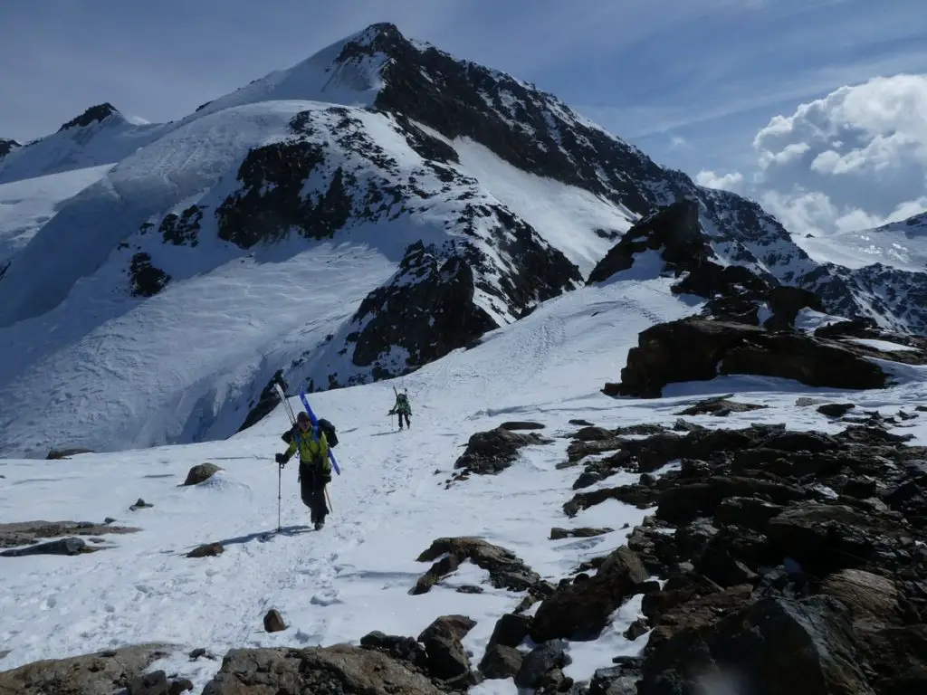 Sous le Sommet du Pasquale devant le Monte Cevedale en Italie