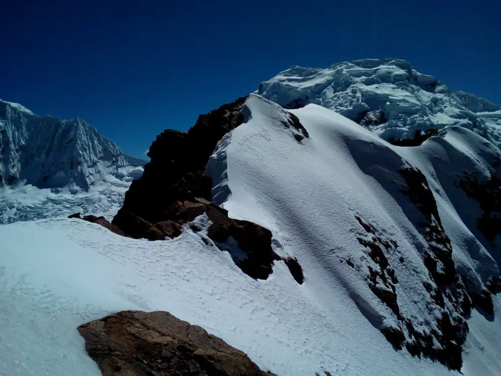 Superbe vue du glacier et l'arête dans la Cordillère blanche