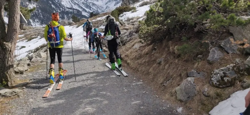 Sur la route menant au refuge Oulette de Gaubepartiellement enneigé