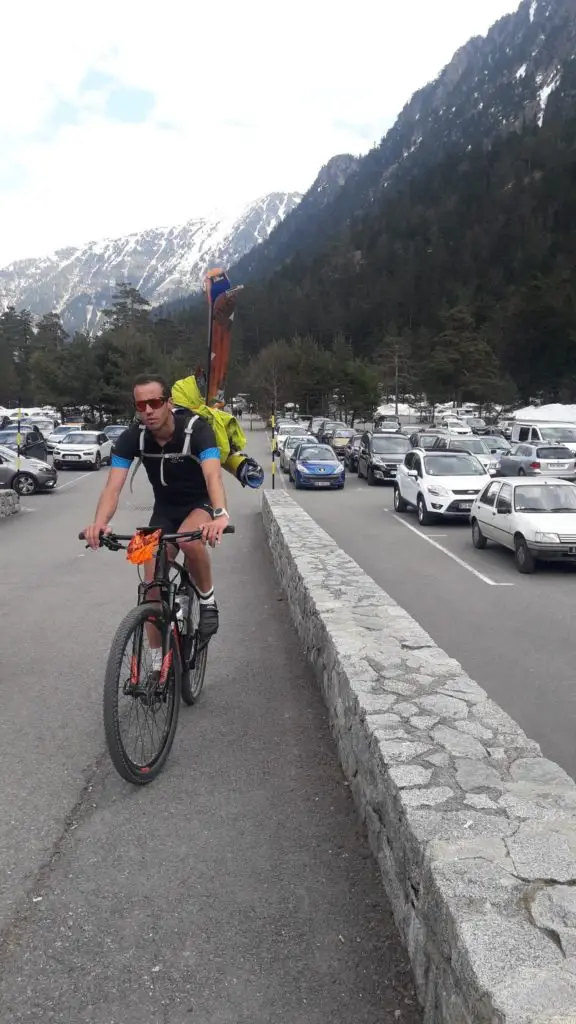 Thomas pendant le séjour dans les Pyrénées arrivant sur son vélo