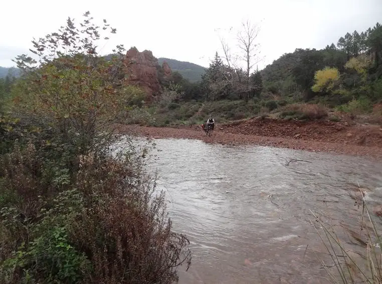 Traversée de rivière obligatoire… dans le Massif de l’Esterel, France
