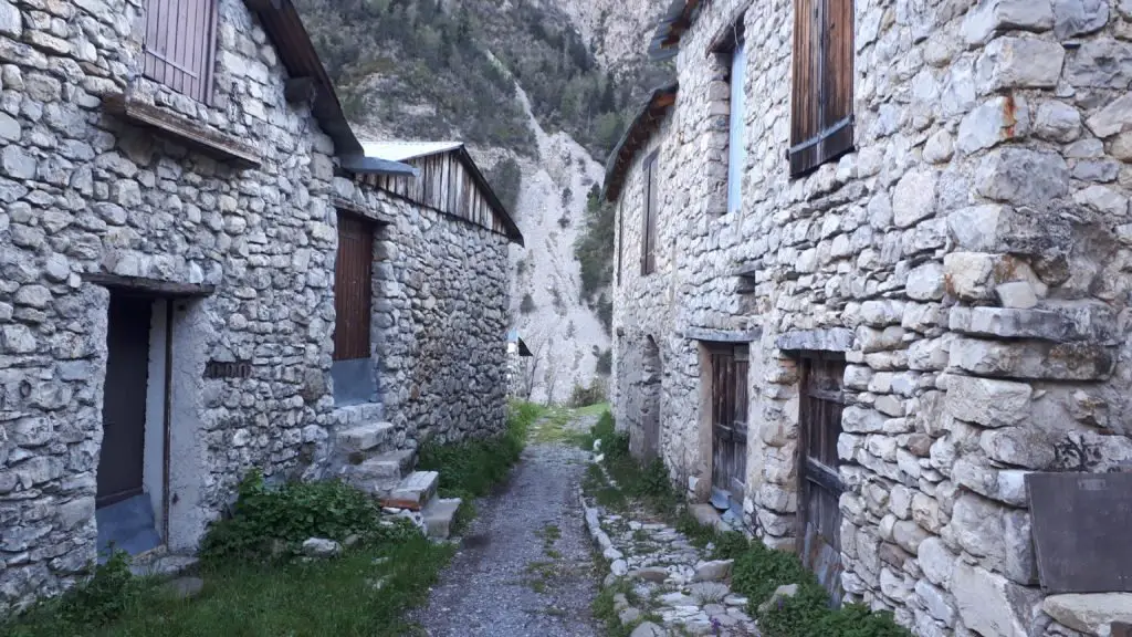 Une autre ruelle à Aurent dans les Alpes