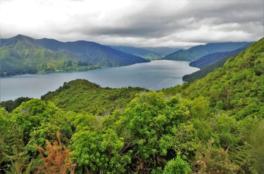 Vue sur Anakiwa au loin