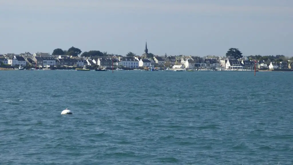 Vue sur Locmariaquer pendant notre navigation en Bretagne