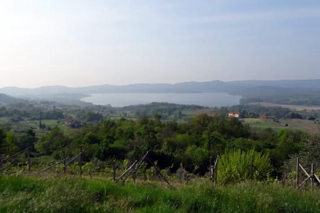 Vue sur le lac Viverone en Italie