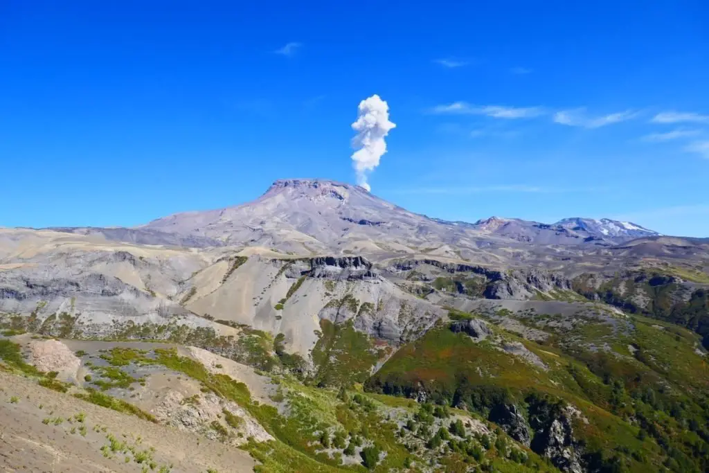 Vue sur le volcan Chillan qui entre en éruption régulièrement