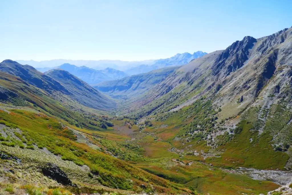 Vue sur notre itinéraire depuis le haut du col au Chili