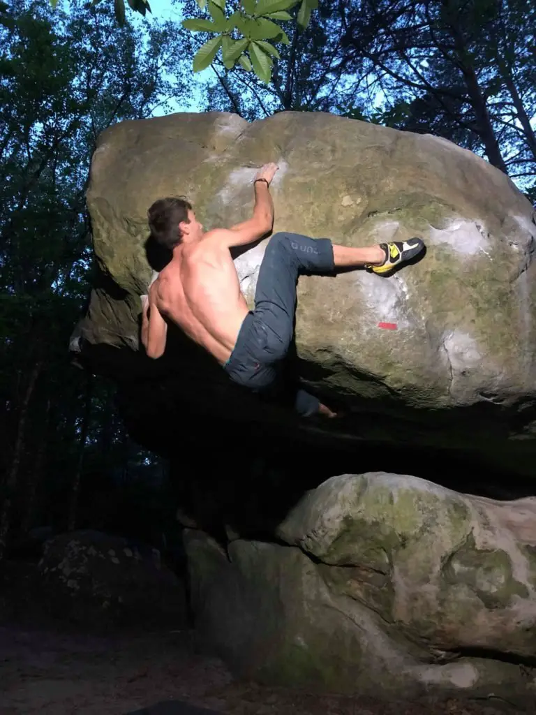 Bloc à escalader, le Yogi 7B à Fontainebleau