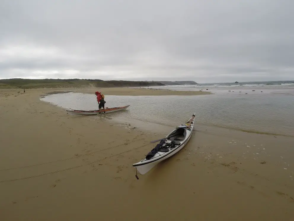 arrivée sous les nuages en kayak en Bretagne