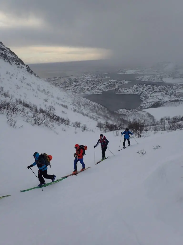 Ski de randonnée aux Lofoten au dessus de Svolvaer en Norvège