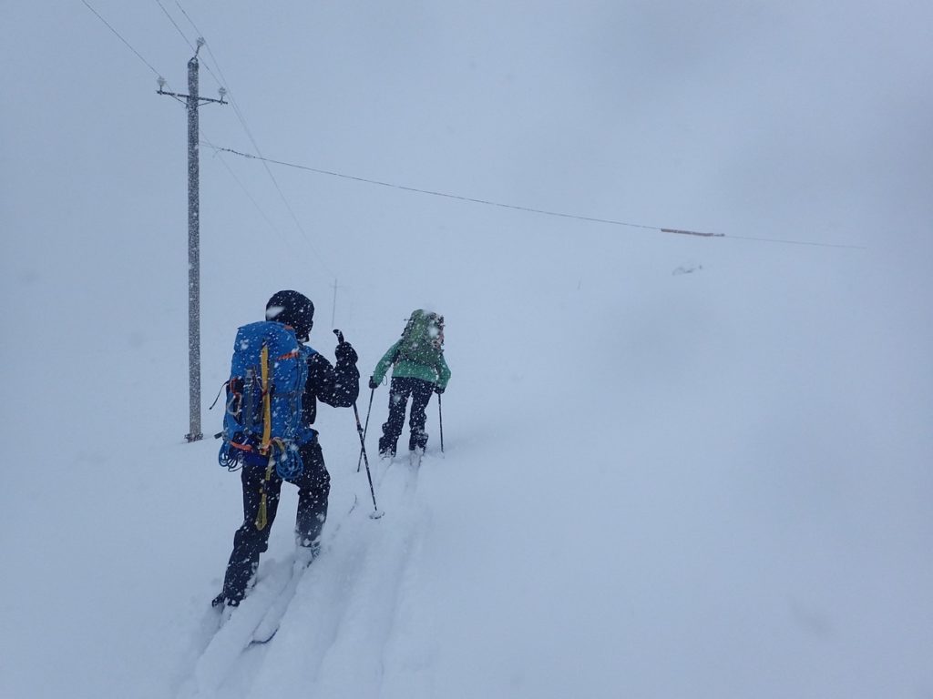 Suivi des poteaux pendant la tempête en Ortles en Italie