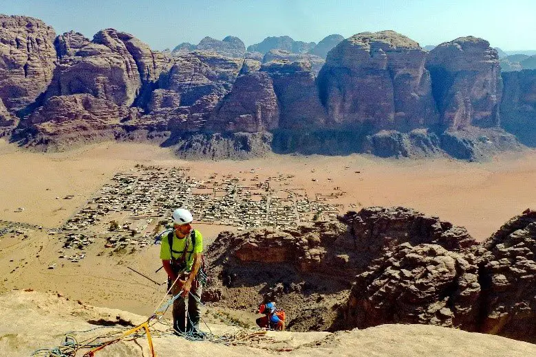 début de l'escalade en Jordanie dans le désert 