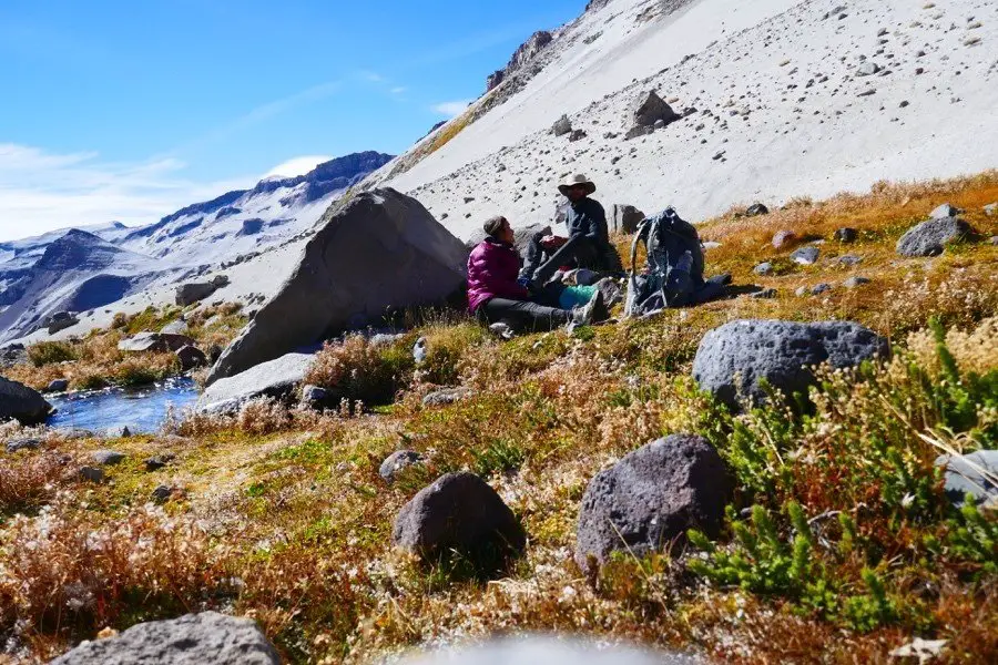 Pause lors de notre descente du col lors du trek au chili en amérique du sud