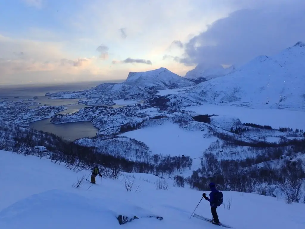 Descente dans les pentes du Blatinden en Norvège