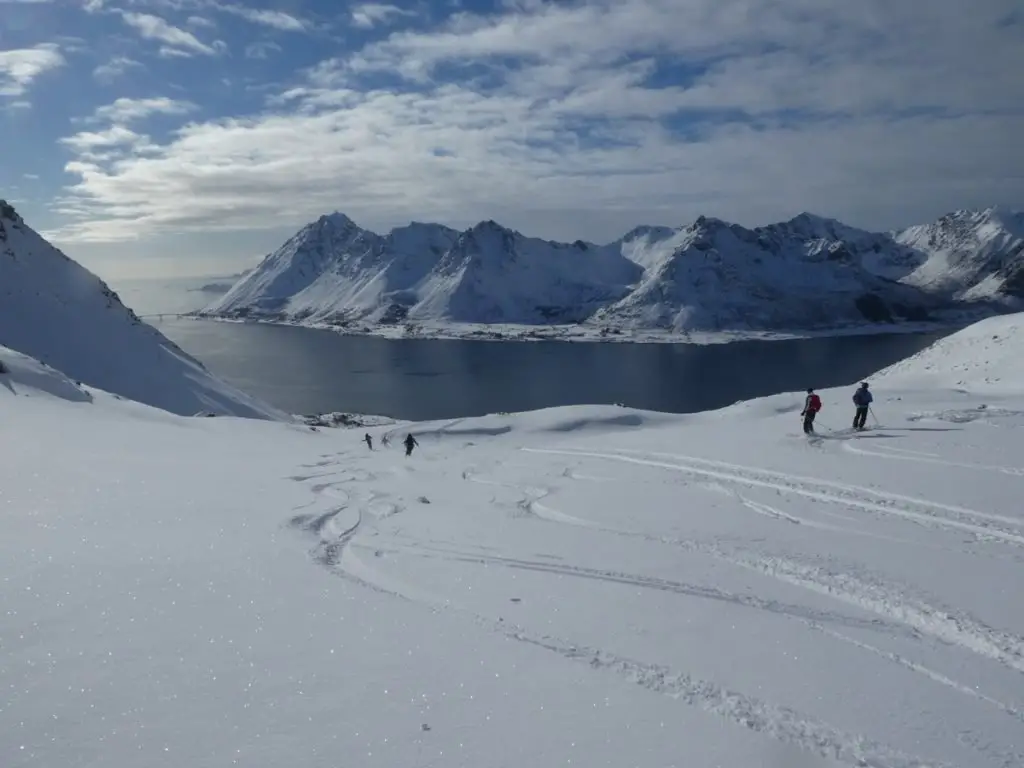 Descente en ski de randonnée aux Lofoten en Norvège