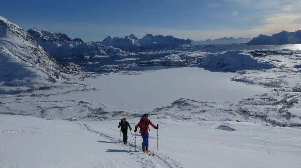 En montant au Torksmannen dans les lofoten en norvège