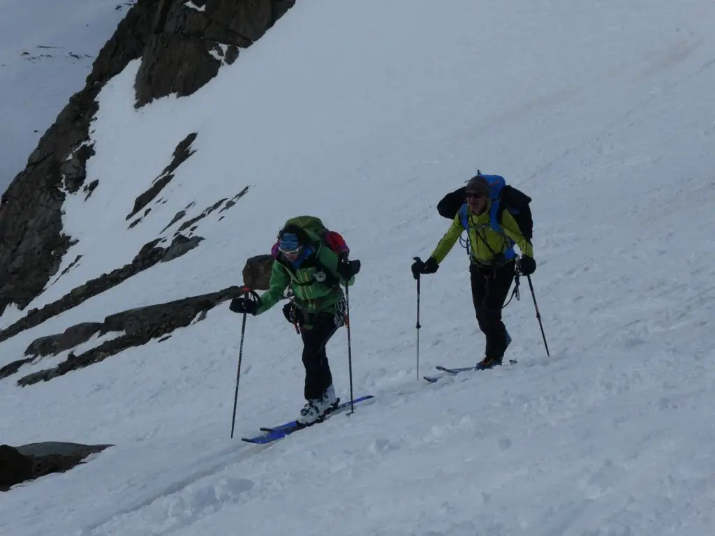 2 alpinistes en montant au col Pasquale à Ortles en Italie