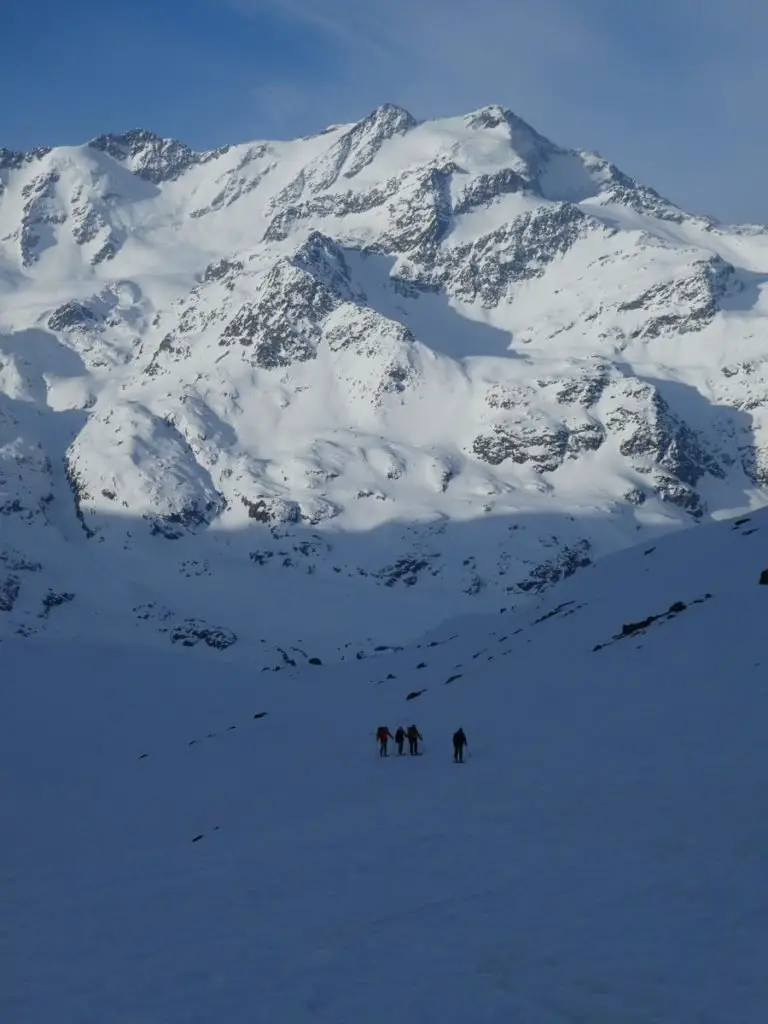 En montant au col Pasquale avec vue sur le paysage enneigé