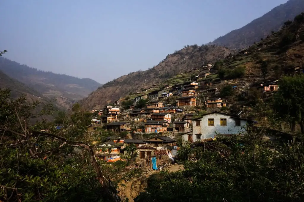 Le village de Lulang, enchâssé dans la montagne
