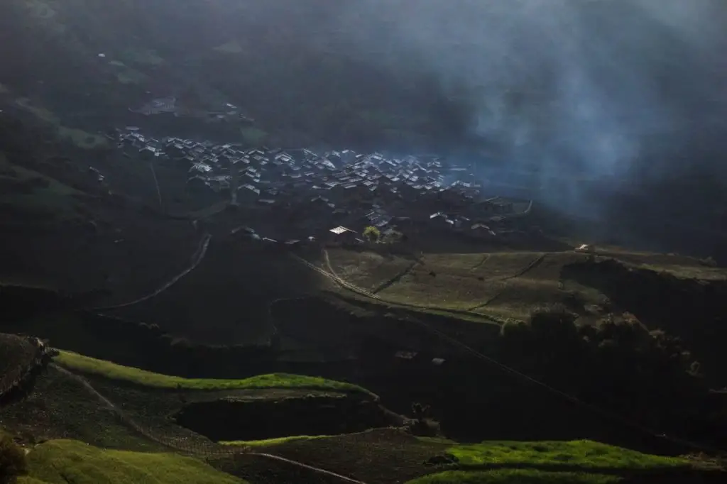 Le  village de Gurjakani dans l’ombre matinale