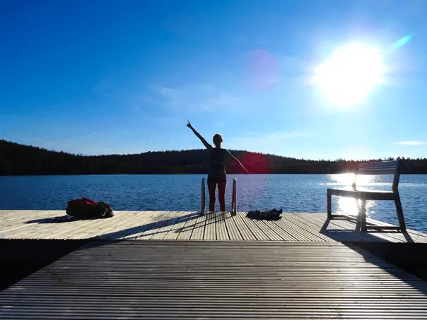 arrêt au bord du lac Pajala  en Suède pendant la randonnée en Laponie