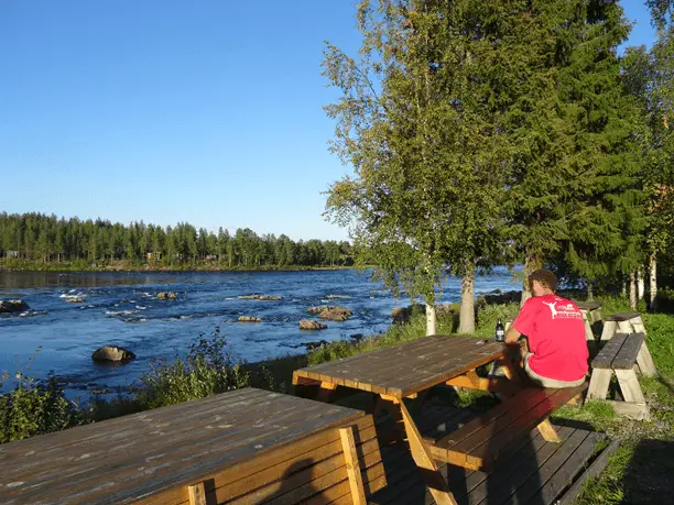 Au bord de la rivière en Laponie lors de notre séjour