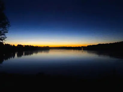 Nuit en été sur un lac de Suède lors de notre randonnée en Laponie