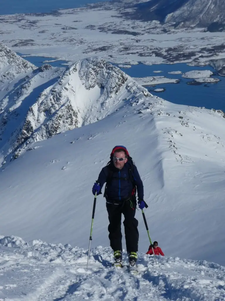 Sous le sommet dans les lofoten en Norvège