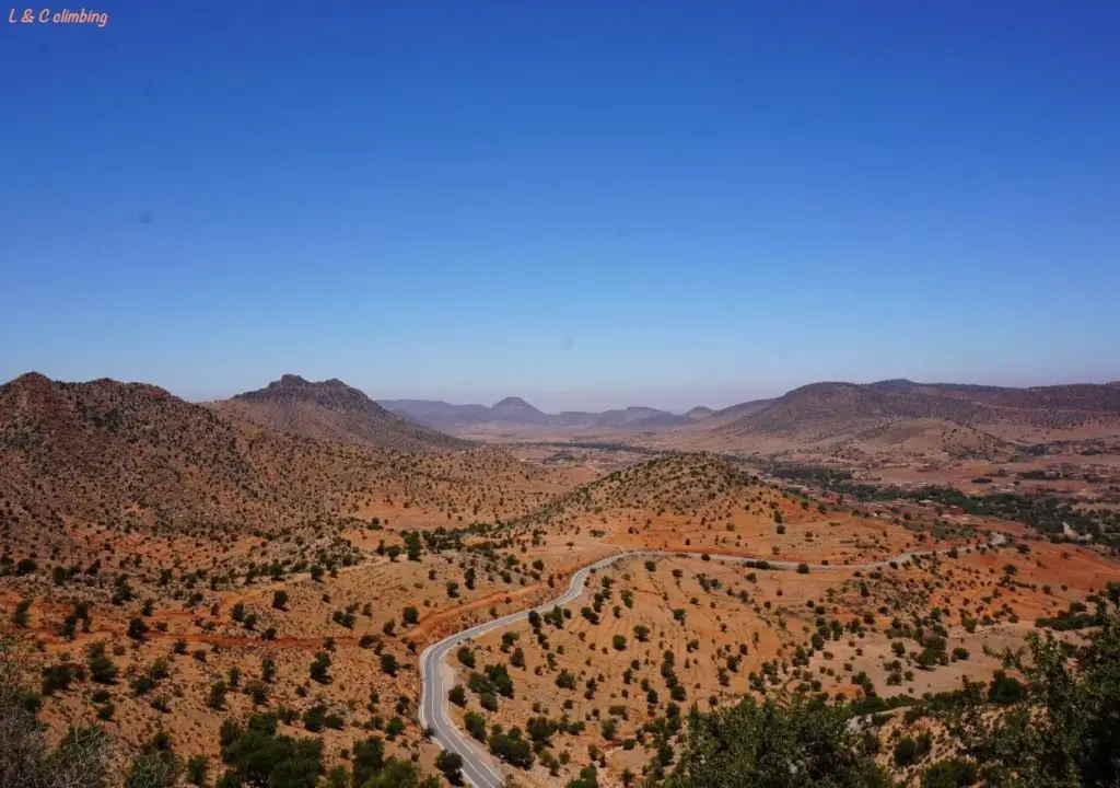 vue depuis la route de Tiznit au Maroc, lors de notre séjour escalade de bloc à Tafraoute