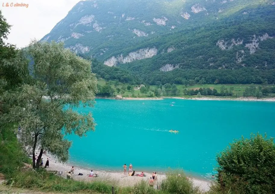 vue sur le lac de Tenno à Arco en Italie