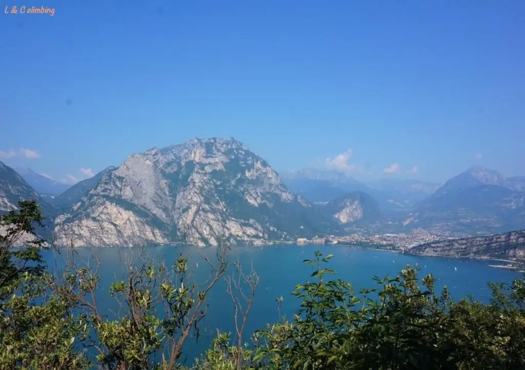 vue sur le nord du lac de Garde, depuis le sentier panoramique Busatte-Tempesta, lors de notre trip escalade à Aco