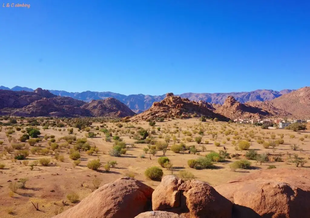 vue sur le village d'Aguerd Oudad, lors de notre séjour escalade de bloc à Tafraoute