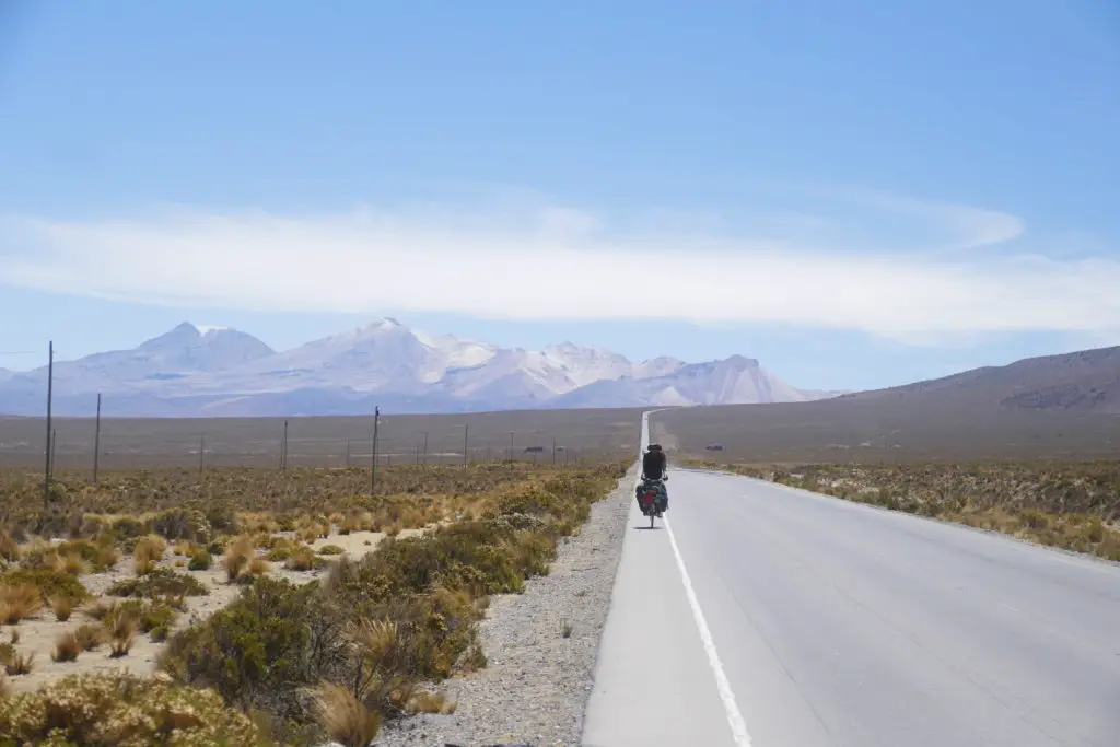 A vélo le long de la cordillère des Andes en Bolivie à 3500 mètres d’altitude