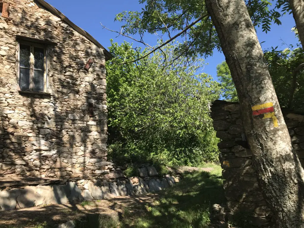 Le hameau de La Salle durant notre randonnée dur le circuit de Malviès