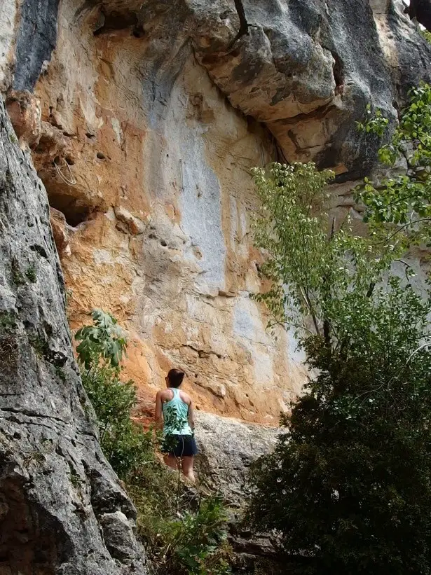 Marion au pied de la falaise de Montcabrier (secteur de L'arche) durant une session grimpe en Aquitaine