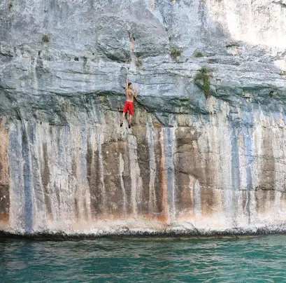 Psychobloc dans les alpes au dessus du lac d'annecy