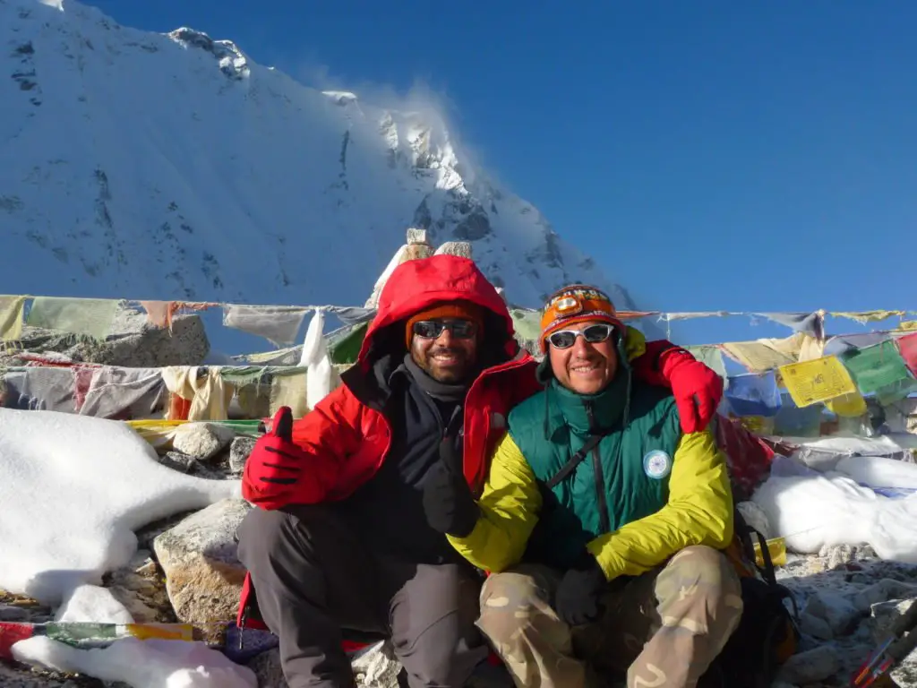 Rajan et Frédéric au sommet du Larkya La (5120m) durant le tour du Manaslu, Népal