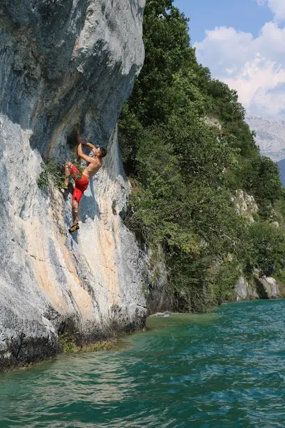 Sven Barthelemy durant une session psychobloc au lac d'annecy