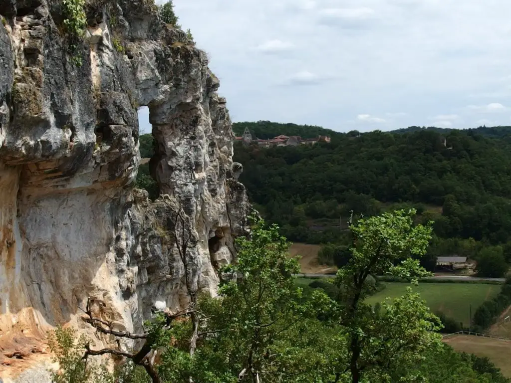 Vue de la falaise de Montcabrier spot d'escalade pour grimper en Aquitaine