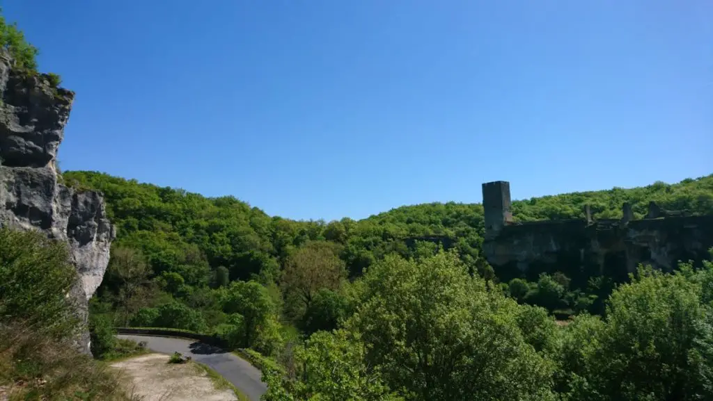 Vue de la falaise et du château pour grimper en aquitaine