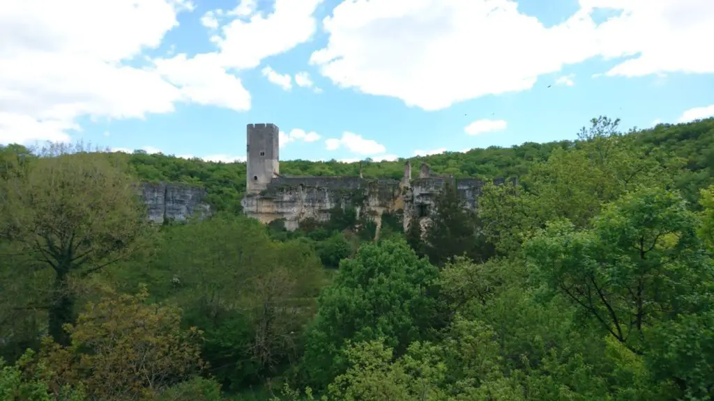 Vue du Château de Gavaudun depuis la falaise