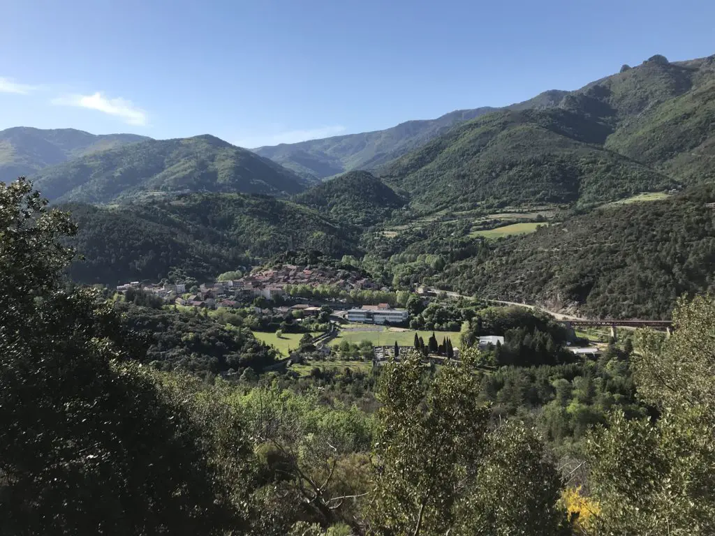 Vue sur Olargues au milieu du massif du Caroux